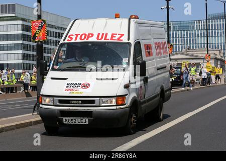 London, Großbritannien. 19. Juni 2023. Ein Anti-ULEZ-Van, der während des Protests auf der London Bridge gesehen wurde. Die Aktivisten protestieren gegen die Ausweitung der extrem emissionsarmen Zone in ganz London. Ab dem 29. August müssen Fahrer in Bexley, Bromley, Harrow und Hillingdon eine Tagesgebühr von £12,50 USD entrichten, wenn ihre Fahrzeuge nicht die vorgeschriebenen Emissionsnormen erfüllen. (Foto: Steve Taylor/SOPA Images/Sipa USA) Guthaben: SIPA USA/Alamy Live News Stockfoto