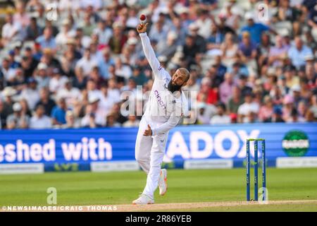 Moeen Ali aus England liefert den Ball während des Spiels LV= Insurance Ashes Test Series Day 4 England gegen Australien in Edgbaston, Birmingham, Großbritannien, am 19. Juni 2023 (Foto von Craig Thomas/News Images) in , am 6./19. Juni 2023. (Foto: Craig Thomas/News Images/Sipa USA) Stockfoto