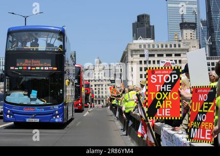 London, Großbritannien. 27. Mai 2023. Anti-ULEZ-Aktivisten halten während des Protests Schilder, die ihre Meinung über die London Bridge zum Ausdruck bringen. Die Aktivisten protestieren gegen die Ausweitung der extrem emissionsarmen Zone in ganz London. Ab dem 29. August müssen Fahrer in Bexley, Bromley, Harrow und Hillingdon eine Tagesgebühr von Â 12,50 GBP zahlen, wenn ihre Fahrzeuge die Emissionsnormen nicht erfüllen.Aktivisten protestieren gegen die Ausweitung der extrem emissionsarmen Zone im gesamten Londoner Umland. Ab dem 29. August müssen Fahrer in Bexley, Bromley, Harrow und Hillingdon eine Tagesgebühr von Â 12,50 GBP zahlen, wenn die Stockfoto