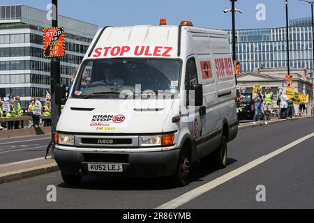 London, Großbritannien. 27. Mai 2023. Ein Anti-ULEZ-Van, der während des Protests auf der London Bridge gesehen wurde. Die Aktivisten protestieren gegen die Ausweitung der extrem emissionsarmen Zone in ganz London. Ab dem 29. August müssen Fahrer in Bexley, Bromley, Harrow und Hillingdon eine Tagesgebühr von Â 12,50 GBP zahlen, wenn ihre Fahrzeuge die vorgeschriebenen Emissionsnormen nicht erfüllen. (Credit Image: © Steve Taylor/SOPA Images via ZUMA Press Wire) NUR ZUR REDAKTIONELLEN VERWENDUNG! Nicht für den kommerziellen GEBRAUCH! Stockfoto