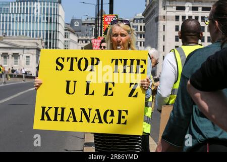 London, Großbritannien. 27. Mai 2023. Während des Protests hält ein Anti-ULEZ-Aktivister ein Schild auf der London Bridge. Die Aktivisten protestieren gegen die Ausweitung der extrem emissionsarmen Zone in ganz London. Ab dem 29. August müssen Fahrer in Bexley, Bromley, Harrow und Hillingdon eine Tagesgebühr von Â 12,50 GBP zahlen, wenn ihre Fahrzeuge die Emissionsnormen nicht erfüllen.Aktivisten protestieren gegen die Ausweitung der extrem emissionsarmen Zone im gesamten Londoner Umland. Ab dem 29. August müssen Fahrer in Bexley, Bromley, Harrow und Hillingdon eine Tagesgebühr von Â 12,50 GBP zahlen, wenn ihre Fahrzeuge nicht fahren Stockfoto