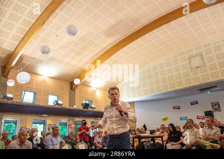 Sainte Tulle, Frankreich. 14. Juni 2023. Fabien Roussel wird während des Treffens gesehen. Fabien Roussel, erster Sekretär der Kommunistischen Partei Frankreichs, organisierte die letzte Etappe seiner Tour de France, um dem französischen Volk in Sainte-Tulle zuzuhören. Kredit: SOPA Images Limited/Alamy Live News Stockfoto