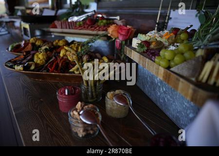 Party-Brett mit Wurstfleisch und Käse Stockfoto