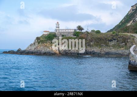 Cudillero, Asturien, Spanien - 02. Juni 2023. Blick auf den Leuchtturm. Stockfoto