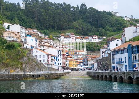 Cudillero, Asturien, Spanien - 02. Juni 2023. Blick auf das Dorf vom Hafen. Stockfoto