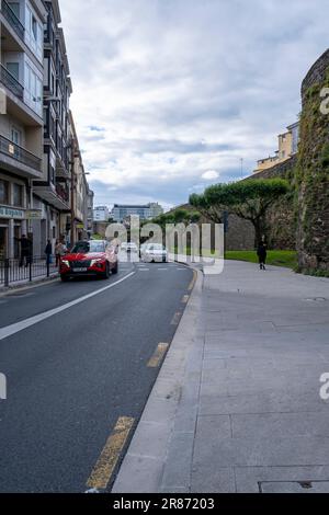 Lugo, Galicien, Spanien - 09. Juni 2023. Römische Mauern im Stadtzentrum. Stockfoto