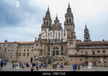 Santiago de Compostela, La Coruna, Galicien, Spanien - 11. Juni 2023. Touristen und Pilger vor der Kathedrale von Santiago de Compostela Stockfoto