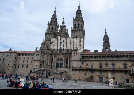 Santiago de Compostela, La Coruna, Galicien, Spanien - 11. Juni 2023. Touristen und Pilger vor der Kathedrale von Santiago de Compostela. Stockfoto