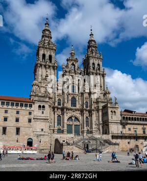 Santiago de Compostela, La Coruna, Galicien, Spanien - 11. Juni 2023. Touristen und Pilger vor der Kathedrale von Santiago de Compostela Stockfoto