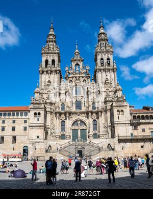 Santiago de Compostela, La Coruna, Galicien, Spanien - 11. Juni 2023. Touristen und Pilger vor der Kathedrale von Santiago de Compostela Stockfoto