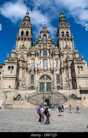 Santiago de Compostela, La Coruna, Galicien, Spanien - 11. Juni 2023. Touristen und Pilger vor der Kathedrale von Santiago de Compostela Stockfoto