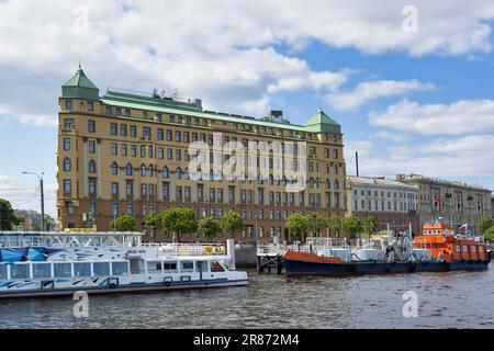 Sankt Petersburg, Russland. 11. Juni 2023: Blick auf die historische Stadt und die Newa. Navigation auf der Newa Stockfoto