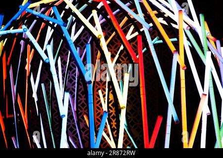 led-Röhren für regenbogenbeleuchtung mit schwarzem Hintergrund Stockfoto