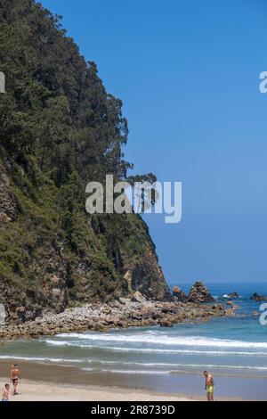 Soto de Luina, Cudillero, Asturien, Spanien - 03. Juni 2023. Strand von San Pedro de La Ribera Stockfoto