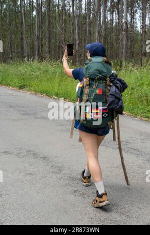 Eine junge Pilgerin, die ein Selfie auf dem Weg des heiligen james macht. Camino de Santiago Stockfoto