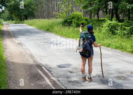 Eine junge Pilgerin, die ein Selfie auf dem Weg des heiligen james macht. Camino de Santiago Stockfoto