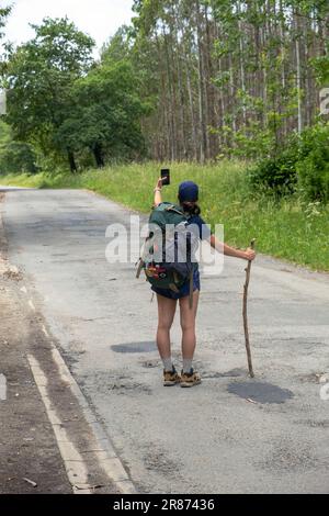 Eine junge Pilgerin, die ein Selfie auf dem Weg des heiligen james macht. Camino de Santiago Stockfoto