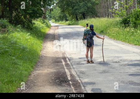 Eine junge Pilgerin, die ein Selfie auf dem Weg des heiligen james macht. Camino de Santiago Stockfoto