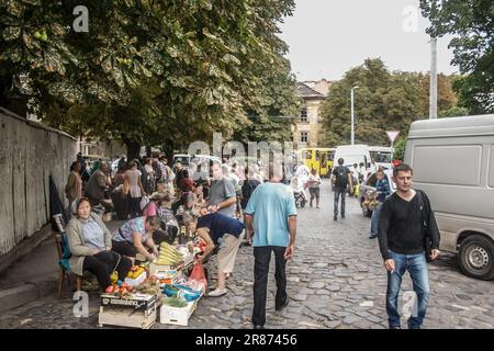 Bild von älteren Händlerinnen und Verkäuferinnen in der ukrainischen Stadt Lemberg, die an Ständen verkaufen und verhandeln, Obst und vegetab kaufen und verkaufen Stockfoto