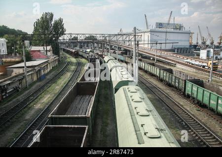 Bild des Hafens von Odessa (Odessa Marine Trade Port) von oben mit Eisenbahnzügen, die zum Entladen von Getreide und Industriegütern bereit sind. Der Hafen von Stockfoto