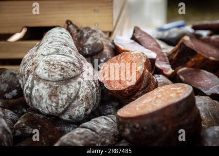 Bild von Kulen Kobasica aus Serbien, geschnitten und stapelt, zum Verkauf bereit. Kulen ist eine traditionelle Art aromatisierter Wurst aus Schweinehackfleisch Stockfoto