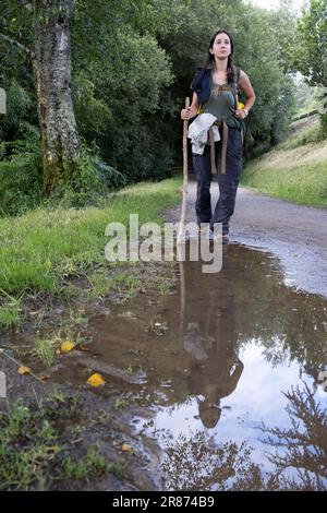 Eine junge Pilgerin, die auf dem Weg des heiligen james spaziert. Camino de Santiago Stockfoto