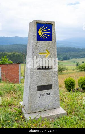 Wegweiser des Way Saint James, markiert Muscheln für Pilger zur Compostela Kathedrale in Galicien Stockfoto