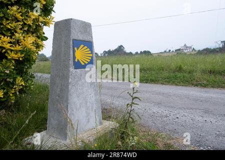 Wegweiser des Way Saint James, markiert Muscheln für Pilger zur Kathedrale von Santiago de Compostela Stockfoto