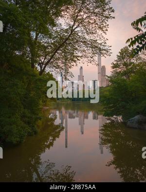 Blick auf die Skyline von Midtown Manhattan und den See im Central Park, Manhattan, New York Stockfoto