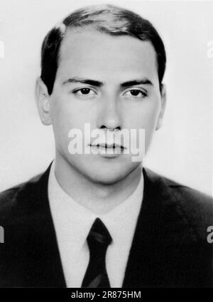 1956 , Mailand , Italien : der italienische Fernsehtycoon und Politiker SILVIO BERLUSCONI ( 1936 - 2023 ) im Alter von 20 Jahren . Unbekannter Fotograf, Fotokabine. - POLITICA - POLITICA - RITUTO - Porträt - Persönlichkeit, als junge Prominente Prominente waren - Persönlichkeiten - celebrità personalità da giovane giovani - Krawatte - Cravatta - Fototessera -- Archivio GBB Stockfoto