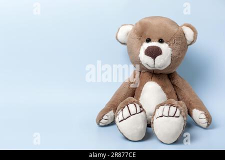 Süßer Teddybär auf hellem Hintergrund, Platz für Text Stockfoto