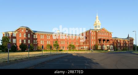 Salem, OR, USA - 12. Juni 2023; Westfassade des Kirkbride-Gebäudes im Oregon State Hospital in Salem Stockfoto