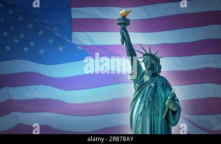Die Freiheitsstatue gegen eine amerikanische Flagge symbolisiert die Einheit in den Vereinigten Staaten Stockfoto