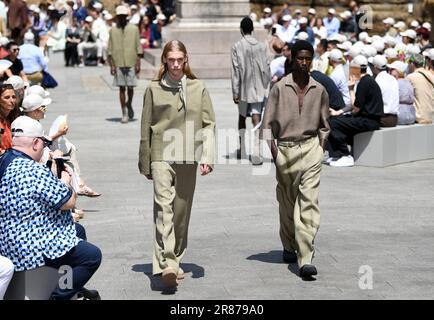 Mailand, Italien. 19. Juni 2023. Models präsentieren Kreationen von Zegna auf der Mailänder Männermode-Woche Frühjahr/Sommer 2024 in Mailand, Italien, am 19. Juni 2023. Kredit: Jin Mamengni/Xinhua/Alamy Live News Stockfoto