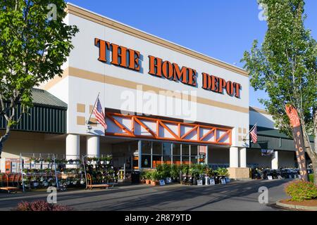 Bellevue, WA, USA - 04. Juni 2023; Beschilderung und Fassade des Home Depot Stores am frühen Morgen Stockfoto