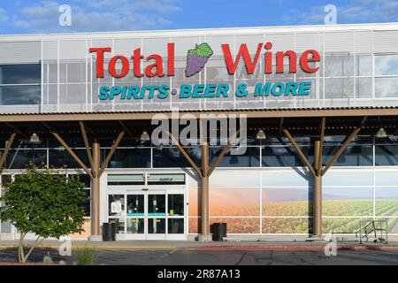 Bellevue, WA, USA - 04. Juni 2023; Beschilderung und Fassade des Total Wine Spirits Beer and More Store Stockfoto