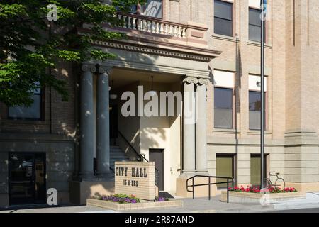 Walla Walla, WA, USA - 25. Mai 2023; Eingang mit Schild und Anschrift am Rathaus von Walla Walla Stockfoto