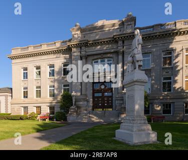 Walla Walla, WA, USA - 25. Mai 2023; Abendschatten über die Fassade des historischen Gerichtsgebäudes von Walla Walla County und der Statue von Christopher Columbus Stockfoto