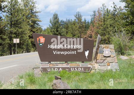 Enterprise, OR, USA - 24. Mai 2023; am Nordosten Oregons liegt die Straße am Joseph Canyon Viewpoint Stockfoto