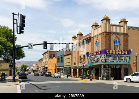 The Dalles, OR, USA - 16. Juni 2023; Blick auf die E 2. Street im Dalles Oregon mit dem Granada Theatre Stockfoto
