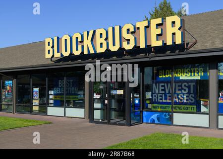 Bend, OR, USA - 16. Juni 2023; Fassade und Schild am letzten Blockbuster-Standort Stockfoto