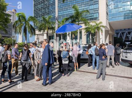 MIAMI, Florida – 13. Juni 2023: Journalisten warten in der Nähe der Wilkie D. Ferguson, Jr. U.S. Das Gerichtsgebäude vor der Anklageerhebung des ehemaligen Präsidenten Donald Trump. Stockfoto