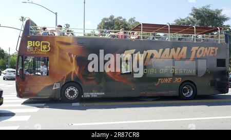 Beverly Hills, Kalifornien, USA 18. Juni 2023 Disney IIndiana Jones und The Dial of Destiny Bus am 18. Juni 2023 in Beverly Hills, Kalifornien, USA. Foto: Barry King/Alamy Stock Photo Stockfoto