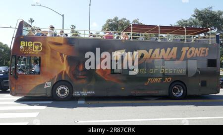 Beverly Hills, Kalifornien, USA 18. Juni 2023 Disney IIndiana Jones und The Dial of Destiny Bus am 18. Juni 2023 in Beverly Hills, Kalifornien, USA. Foto: Barry King/Alamy Stock Photo Stockfoto