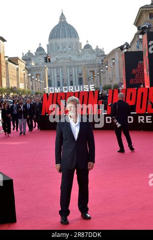 Rom, Italien. 19. Juni 2023. ROM, ITALIEN - JUNI 19: Kanadischer Schauspieler Henry Czerny setzt Sonnenbrille auf nimmt am 19. Juni 2023 in Rom an der Weltpremiere von Paramount Pictures „Mission: Impossible - Dead Reckoning Part One“ Teil. Kredit: dpa/Alamy Live News Kredit: dpa Picture Alliance/Alamy Live News Stockfoto