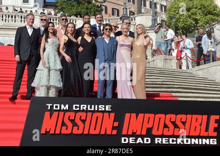 ROM, ITALIEN - JUNI 19:Britischer Schauspieler Cary Elwes, kanadischer Schauspieler Henry Czerny, US-Schauspieler Esai Morales, US-Schauspieler Greg Tarzan Davis, britischer Schauspieler Simon Pegg, britischer Schauspieler Frederick Schmidt, US-Schauspieler Shea Whigham (aus der ersten Reihe) Kuban, Italienische und US-Schauspielerin Mariela Garriga, schwedische Schauspielerin Rebecca Ferguson, Die britisch-US-Schauspielerin Hayley Atwell, US-Filmregisseur Christopher McQuarrie, US-Produzent und Schauspieler Tom Cruise, französische Schauspielerin Pom Klementieff und die britische Schauspielerin Vanessa Kirby posieren auf den spanischen Stufen vor der Premiere des Films "Mission: Impossible - Dead Reckoning Part One" in Rom auf J Stockfoto