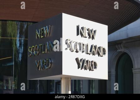 London, Großbritannien. Das rotierende Schild für New Scotland Yard, das Hauptquartier der Metropolitan Police am Victoria Embankment. Stockfoto