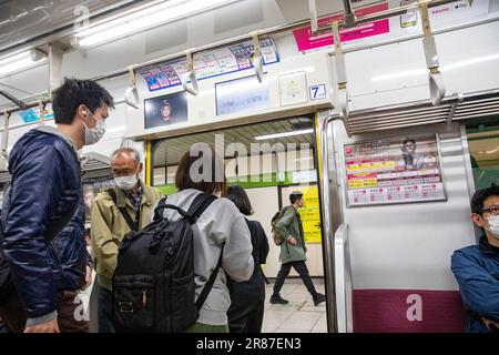 Tokio Eisenbahnnetz Pendler in einem Zug bereiten sich auf das Aussteigen vor, wenn sich die Türen öffnen, Japan, Asien 2023 Stockfoto