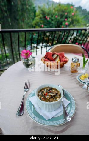 Pilzsuppe-Vorspeise wird auf einem Tisch in den Anden von Ecuador serviert Stockfoto