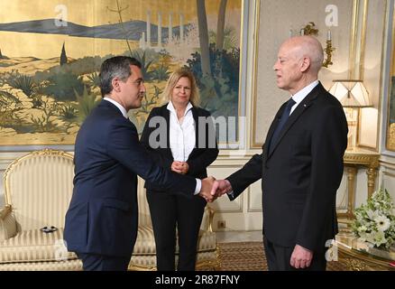 (230620) -- TUNIS, 20. Juni 2023 (Xinhua) -- der tunesische Präsident Kais Saied (R) schüttelt die Hand mit dem Besuch des französischen Innenministers Gerald Darmanin (L) im Karthago-Palast in Tunis, Tunesien, am 19. Juni 2023. Der tunesische Präsident Kais Saied traf am Montag mit den französischen und deutschen Innenministern Gerald Darmanin und Nancy Faeser zusammen, um die bilaterale Zusammenarbeit und die Frage der illegalen Einwanderung zu erörtern. (Tunesischer Ratsvorsitz/Informationsblatt über Xinhua) Stockfoto